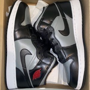 Air Jordan 1 Mid “Shadow” (GS) kids/men’s size 5, women’s size 6.5